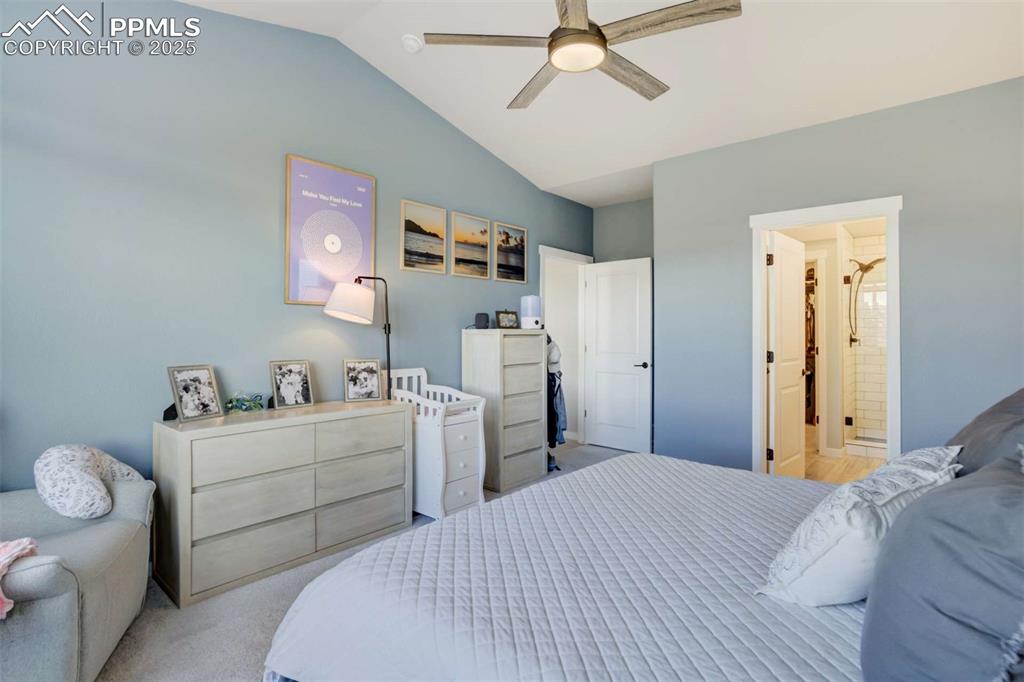 Image 25 of 50: Bedroom