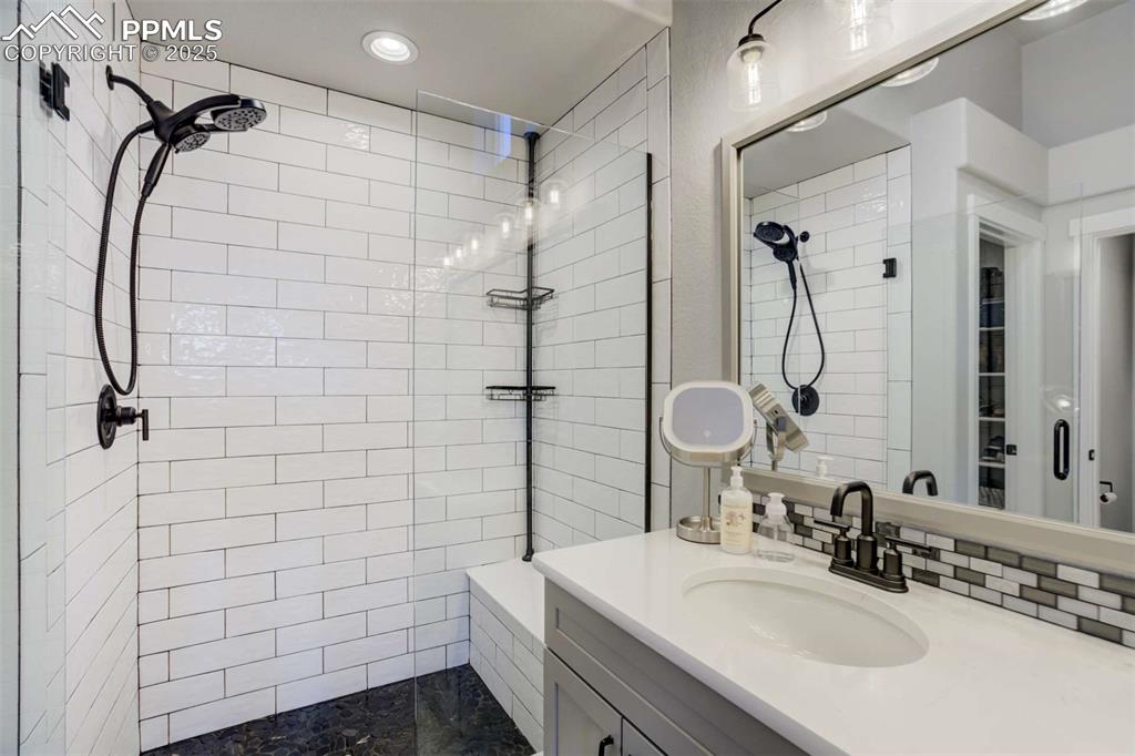 Image 26 of 50: Bathroom