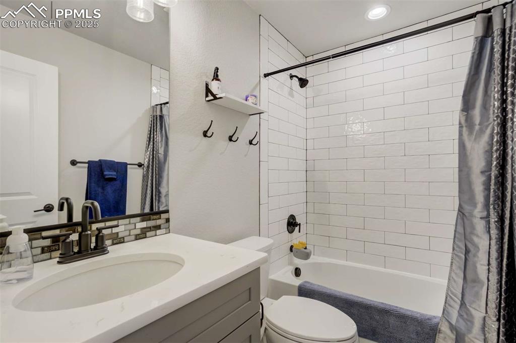 Image 32 of 50: Bathroom