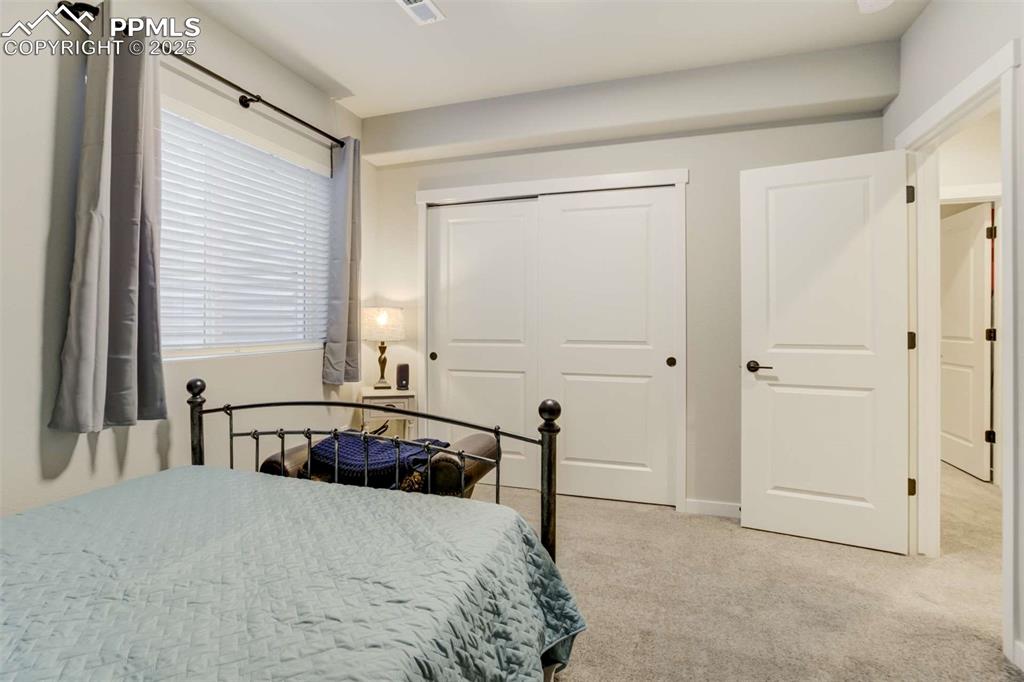 Image 39 of 50: Bedroom