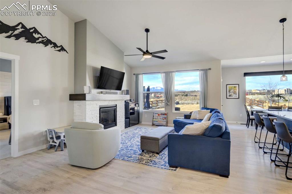 Image 4 of 50: Living Room