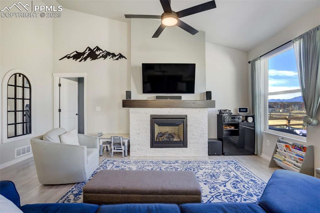 Image 5 of 50: Living Room