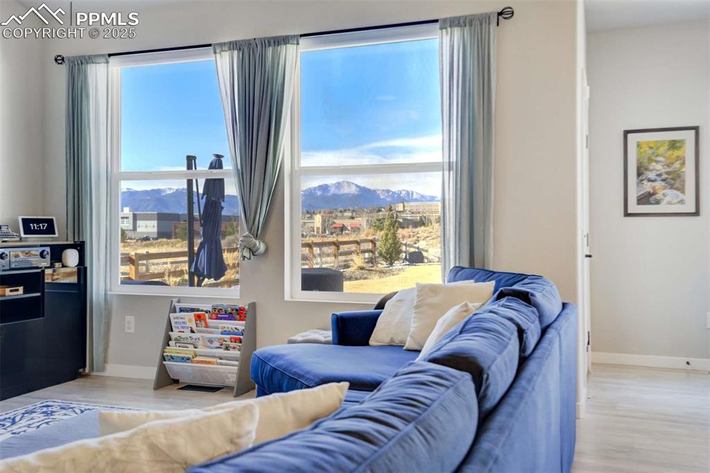 Image 6 of 50: Living Room