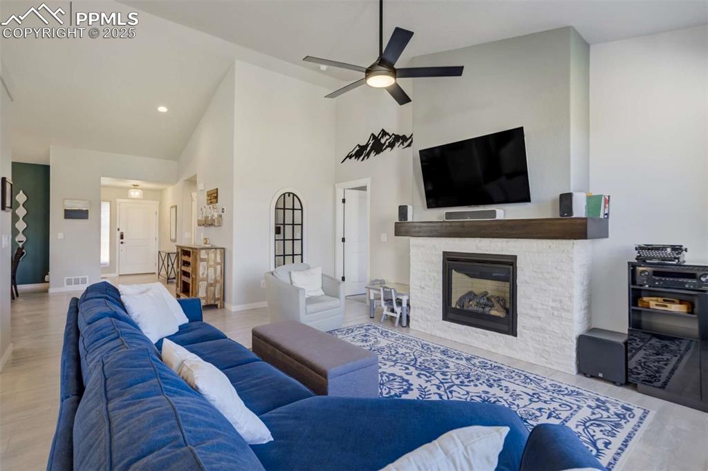 Image 7 of 50: Living Room