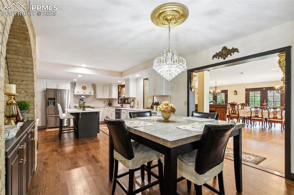 Image 14 of 50: Dining Area