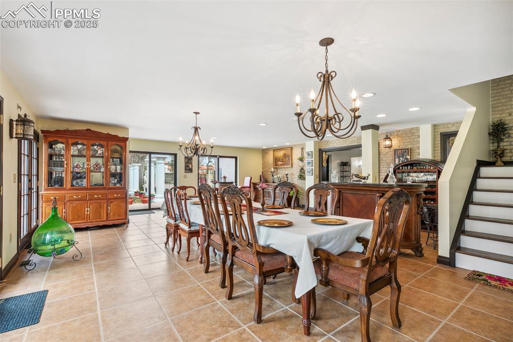 Image 16 of 50: Dining Area