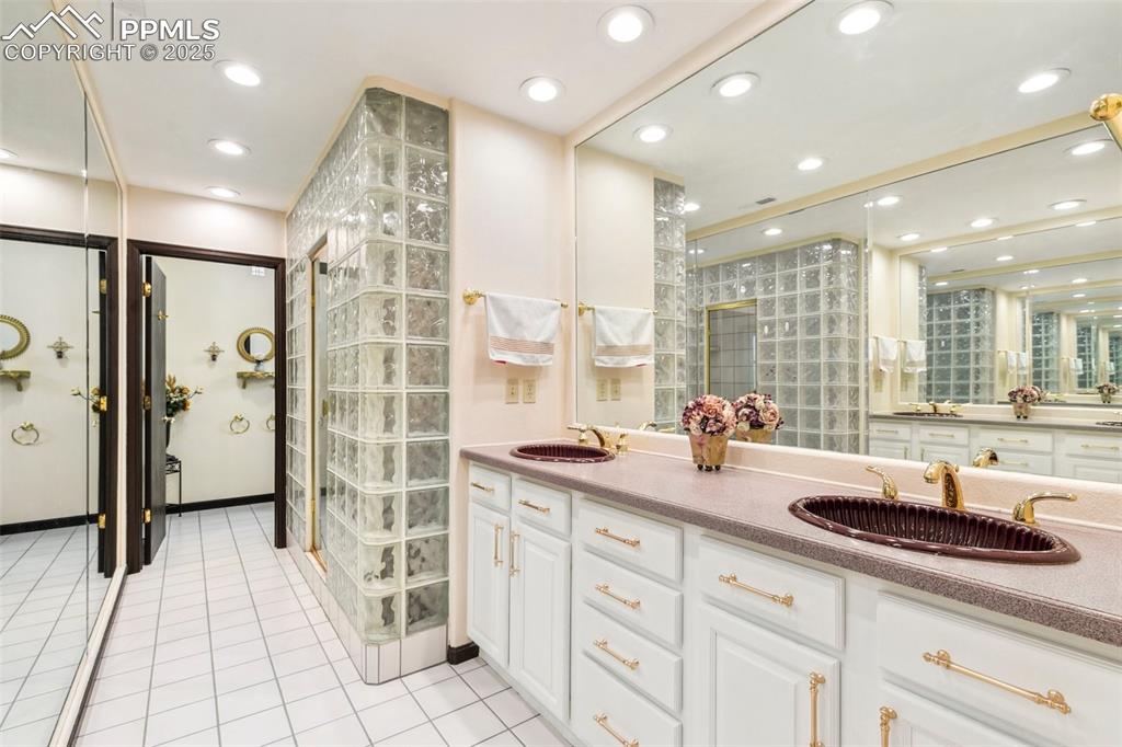 Image 26 of 50: Bathroom