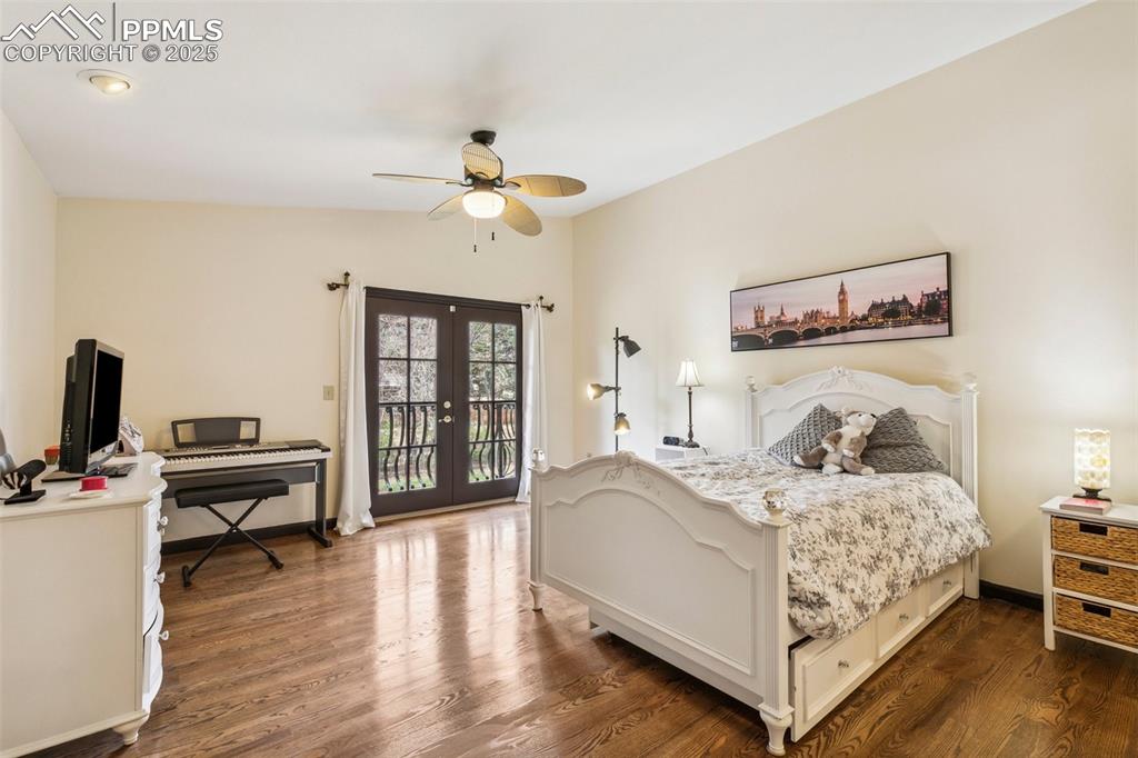 Image 27 of 50: Bedroom