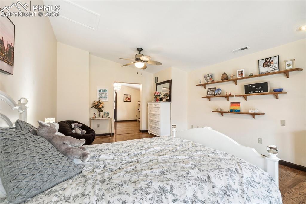 Image 28 of 50: Bedroom