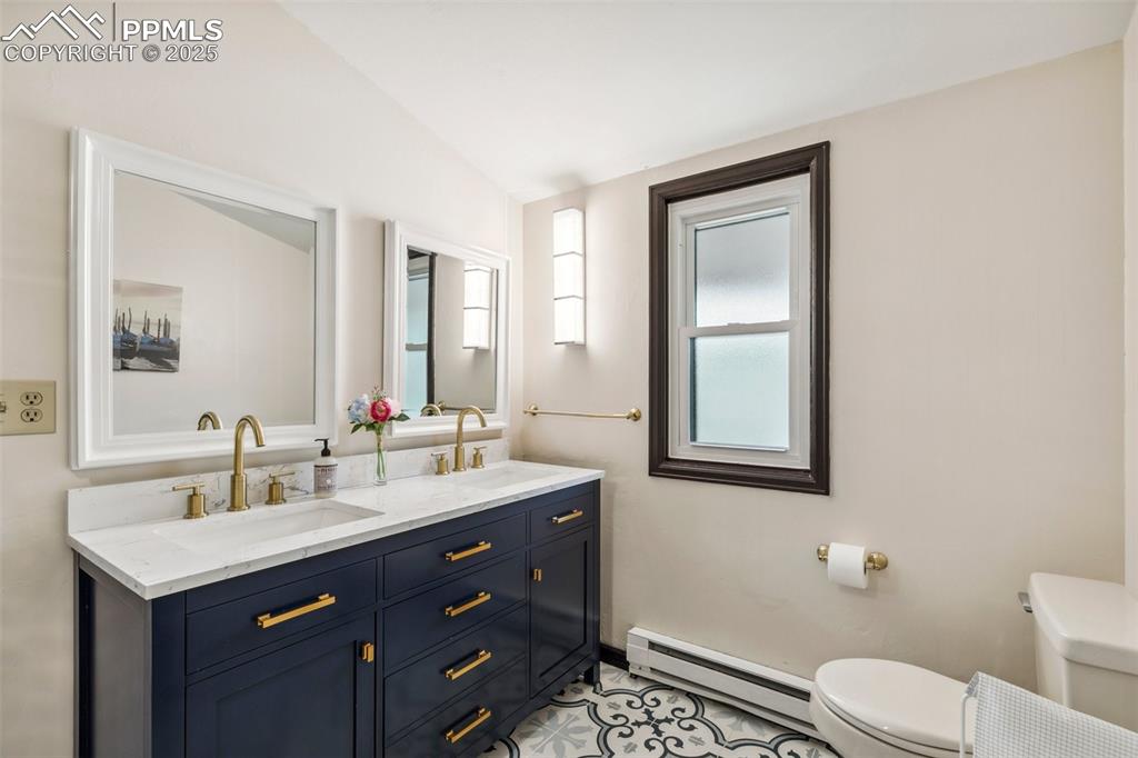 Image 30 of 50: Bathroom