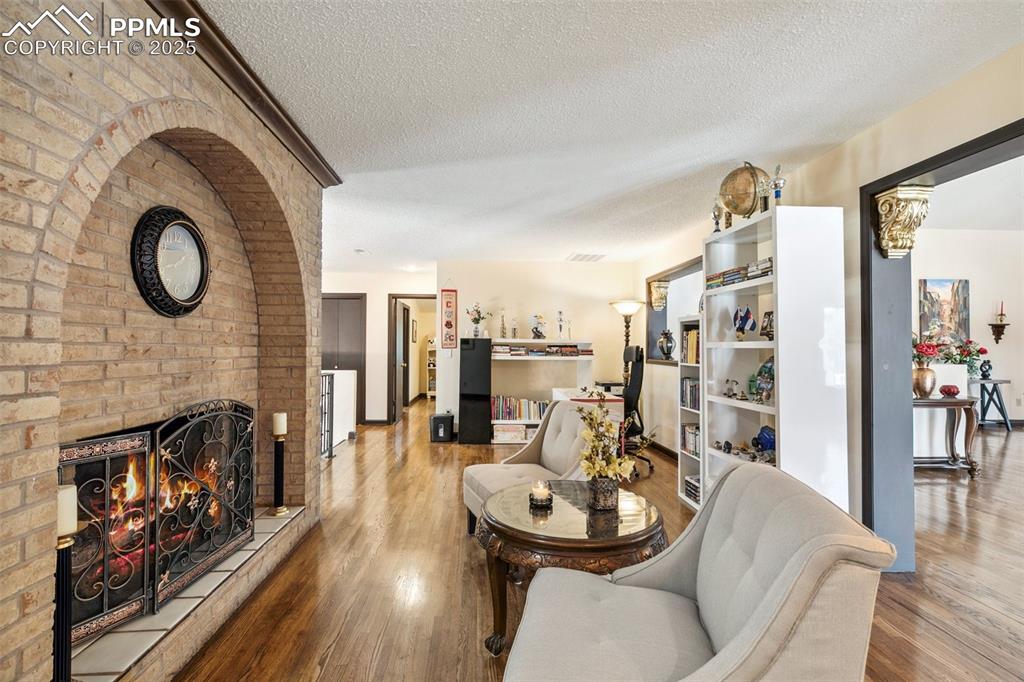 Image 34 of 50: Living Room