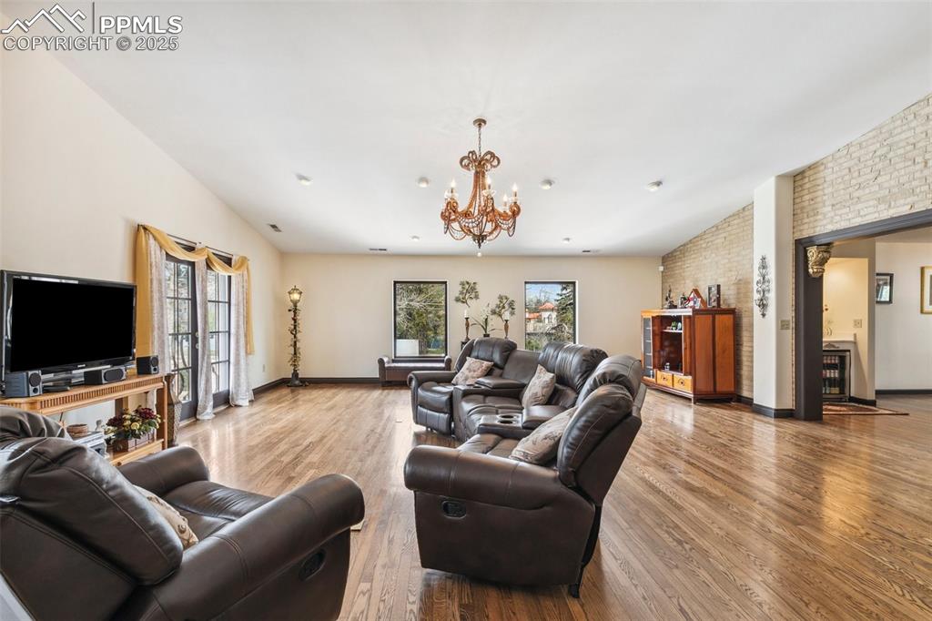 Image 35 of 50: Living Room