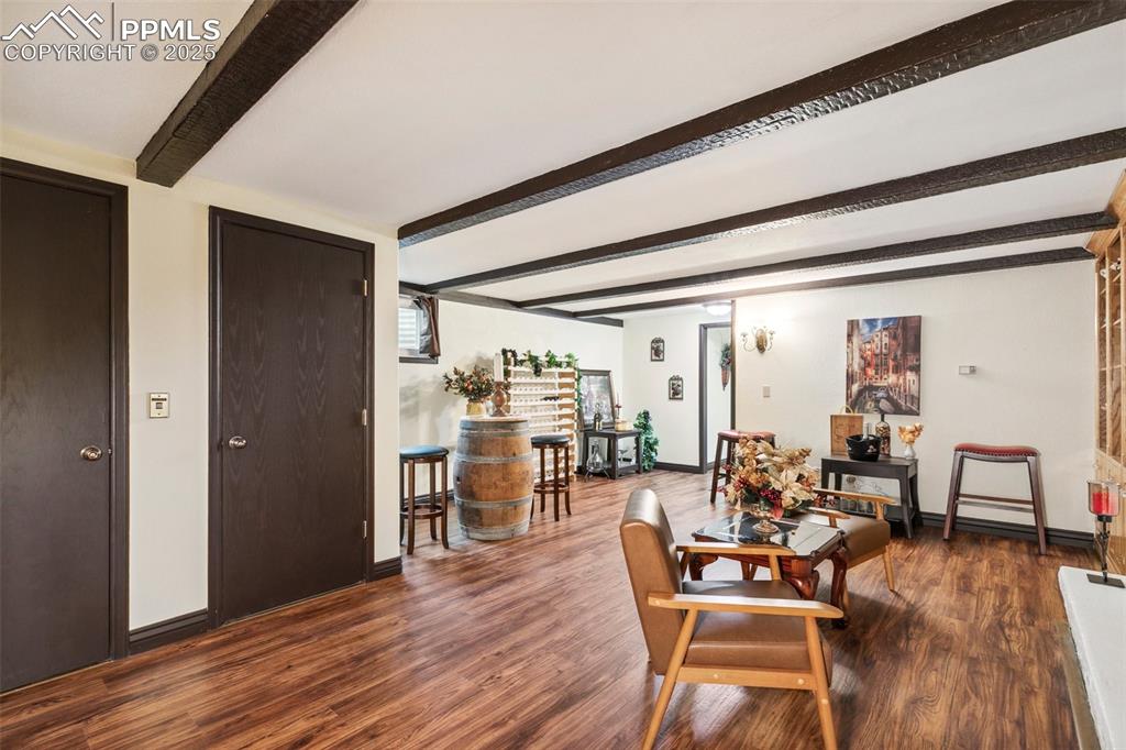 Image 42 of 50: Living Room