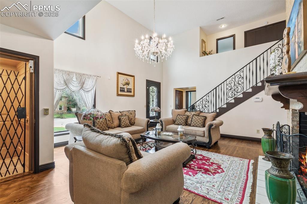 Image 6 of 50: Living Room