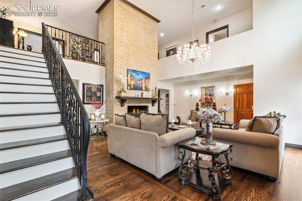 Image 7 of 50: Living Room