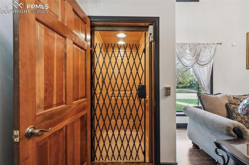 Image 9 of 50: Entry