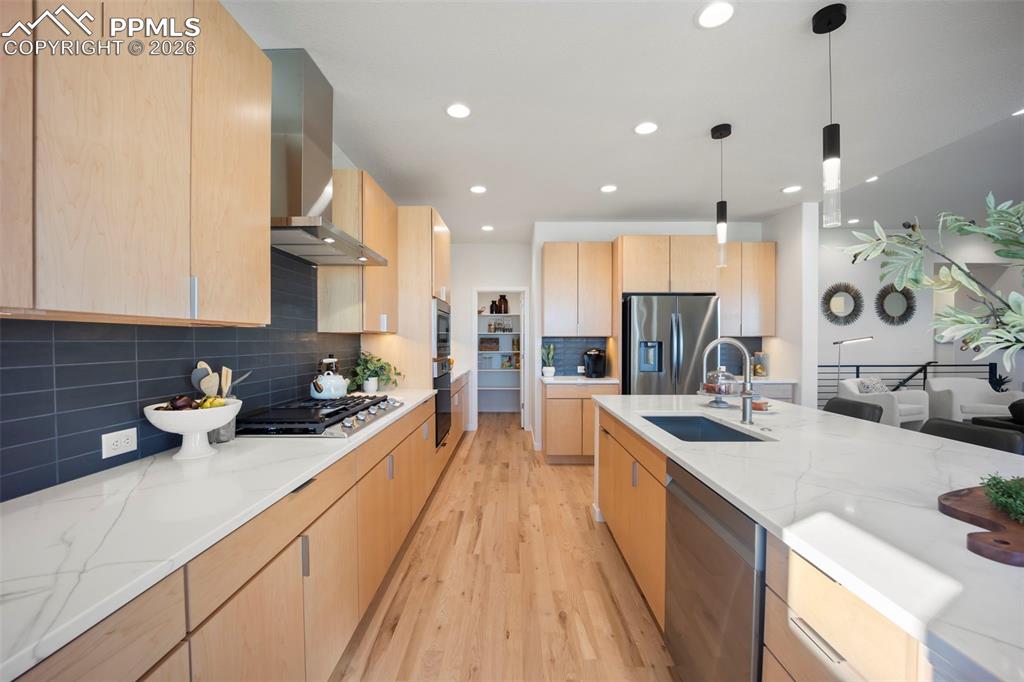 Image 3 of 9: Kitchen