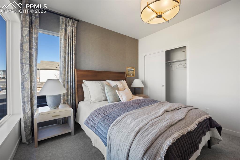 Image 4 of 9: Bedroom