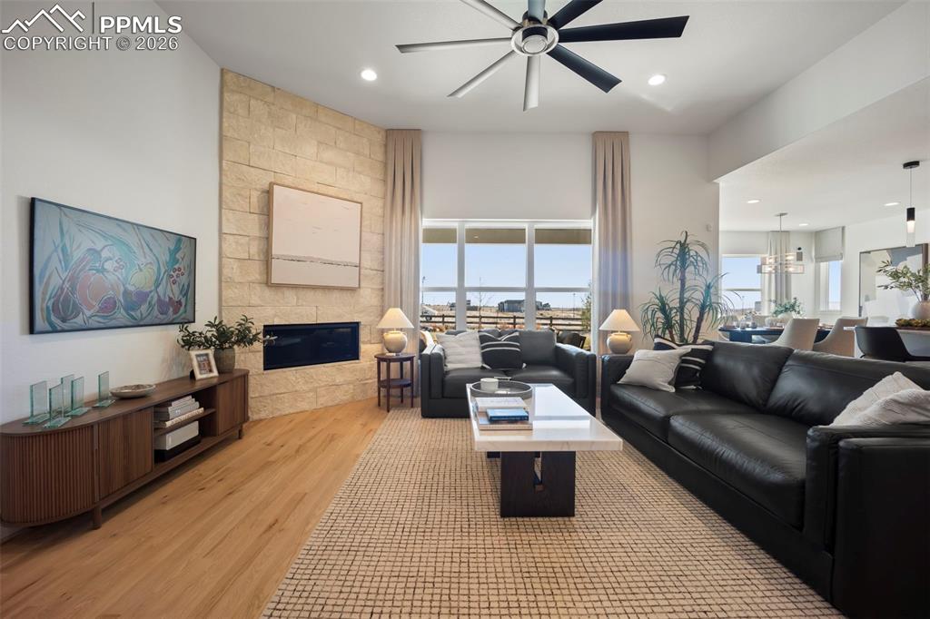 Image 5 of 9: Living Room