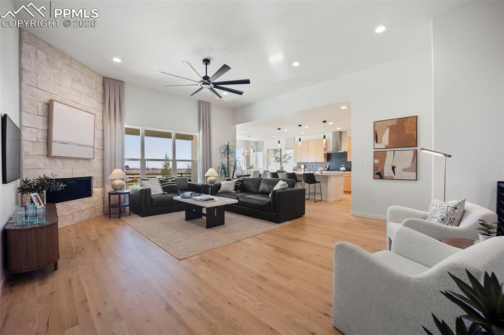 Image 6 of 9: Living Room