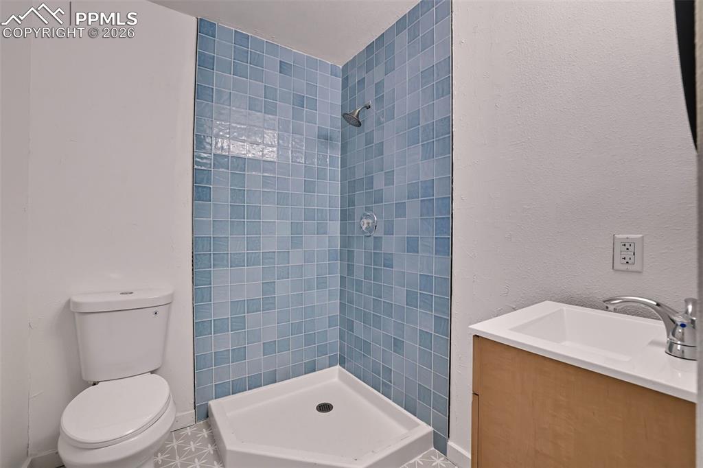 Image 11 of 33: Bathroom