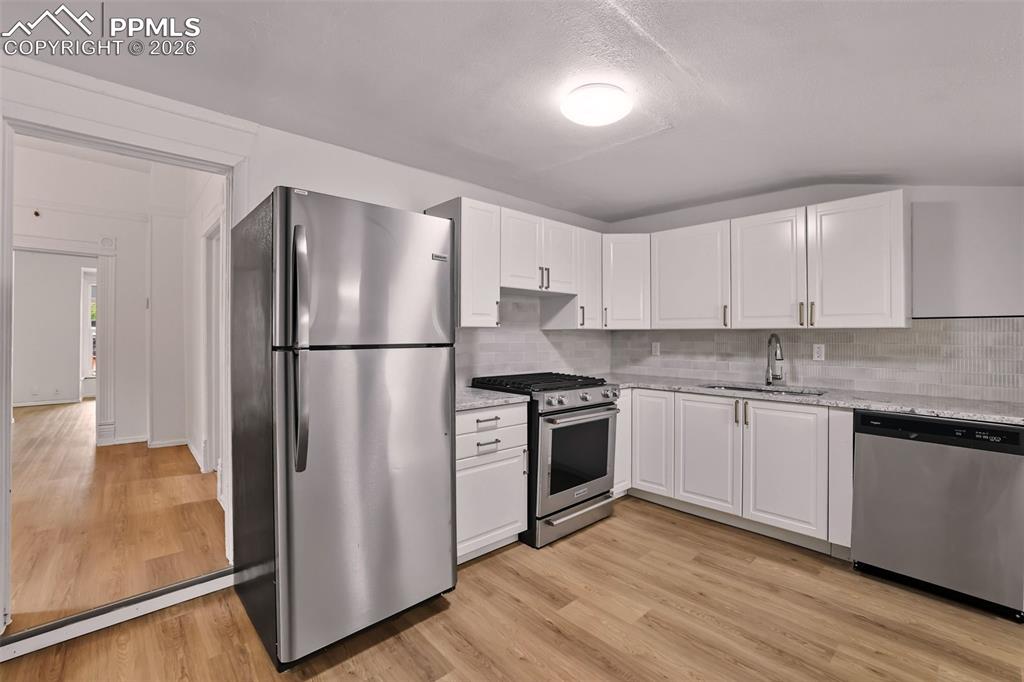 Image 12 of 33: Kitchen