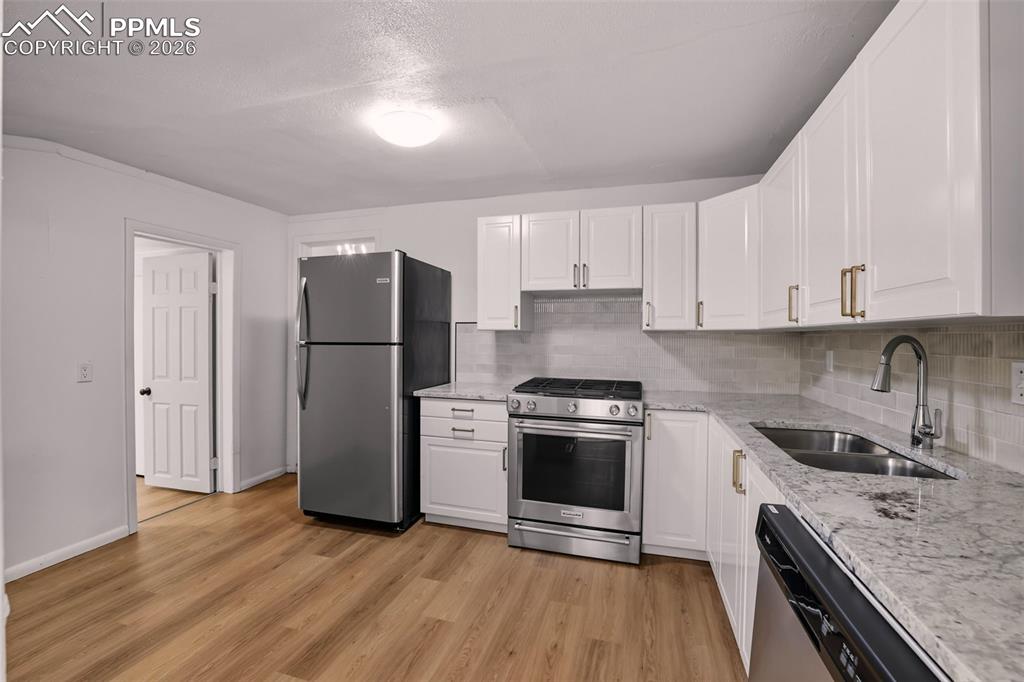 Image 13 of 33: Kitchen