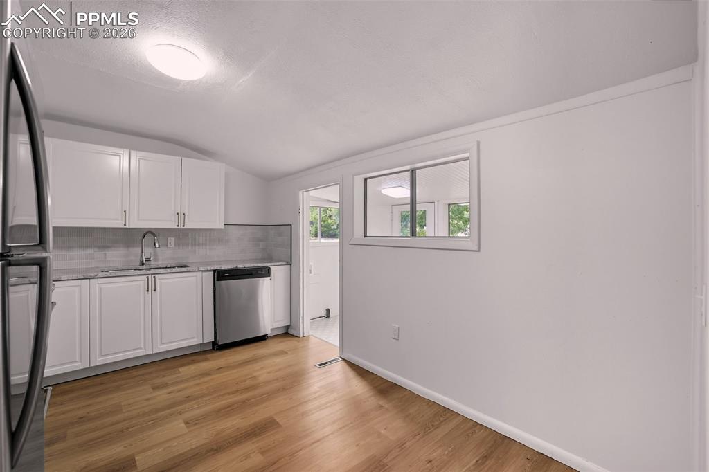 Image 14 of 33: Kitchen