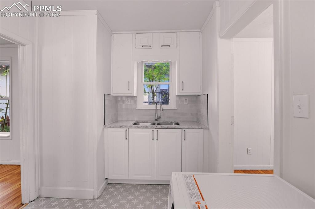 Image 25 of 33: Kitchen