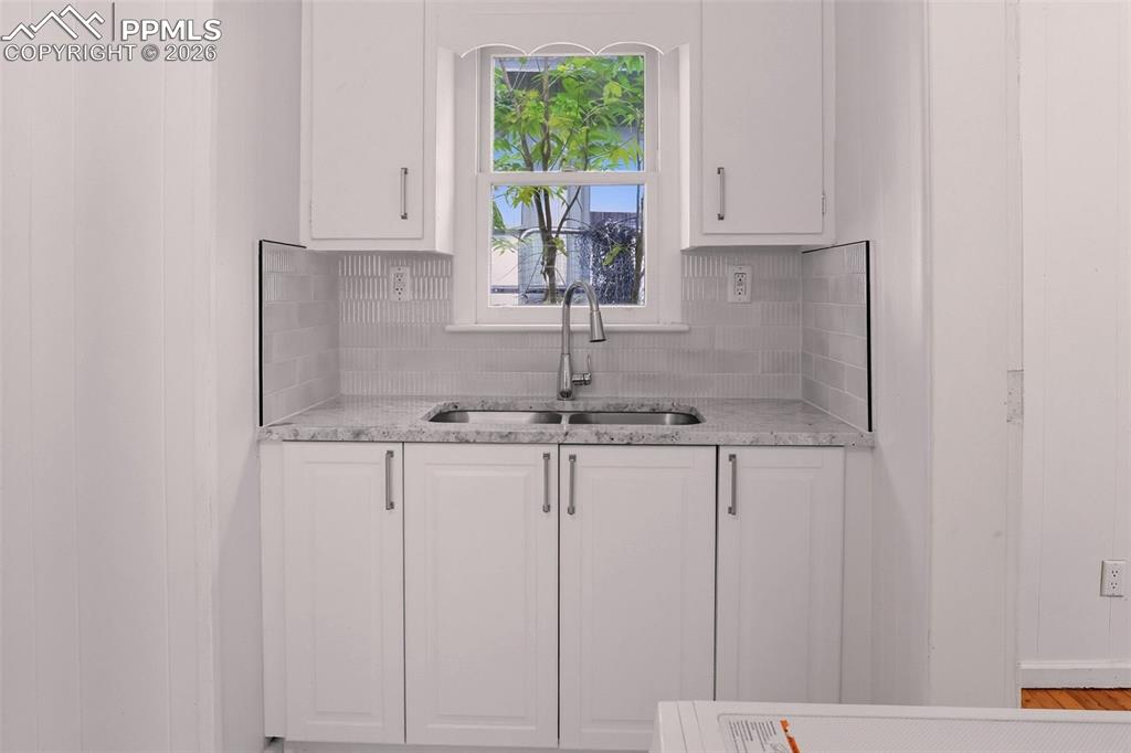 Image 26 of 33: Kitchen