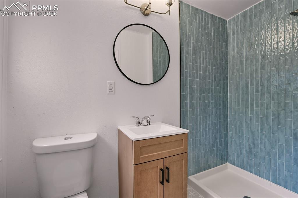 Image 32 of 33: Bathroom