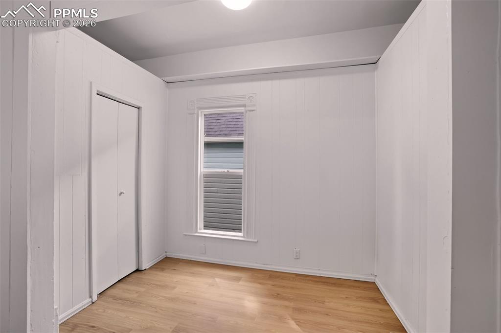 Image 8 of 33: Bedroom