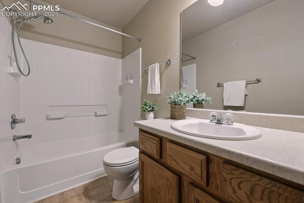 Image 22 of 30: Bathroom