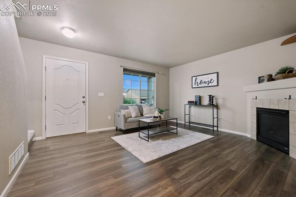 Image 5 of 30: Living Room