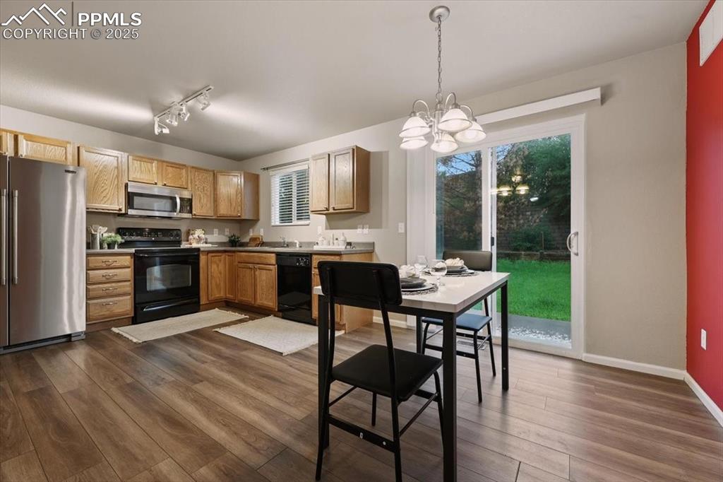 Image 6 of 30: Kitchen