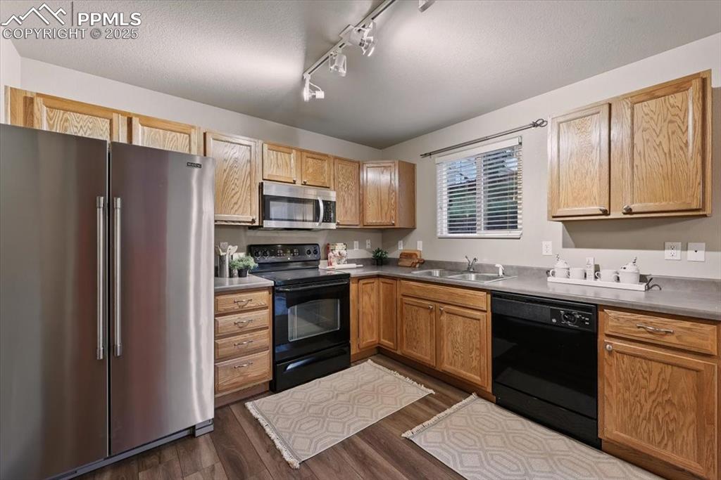 Image 7 of 30: Kitchen