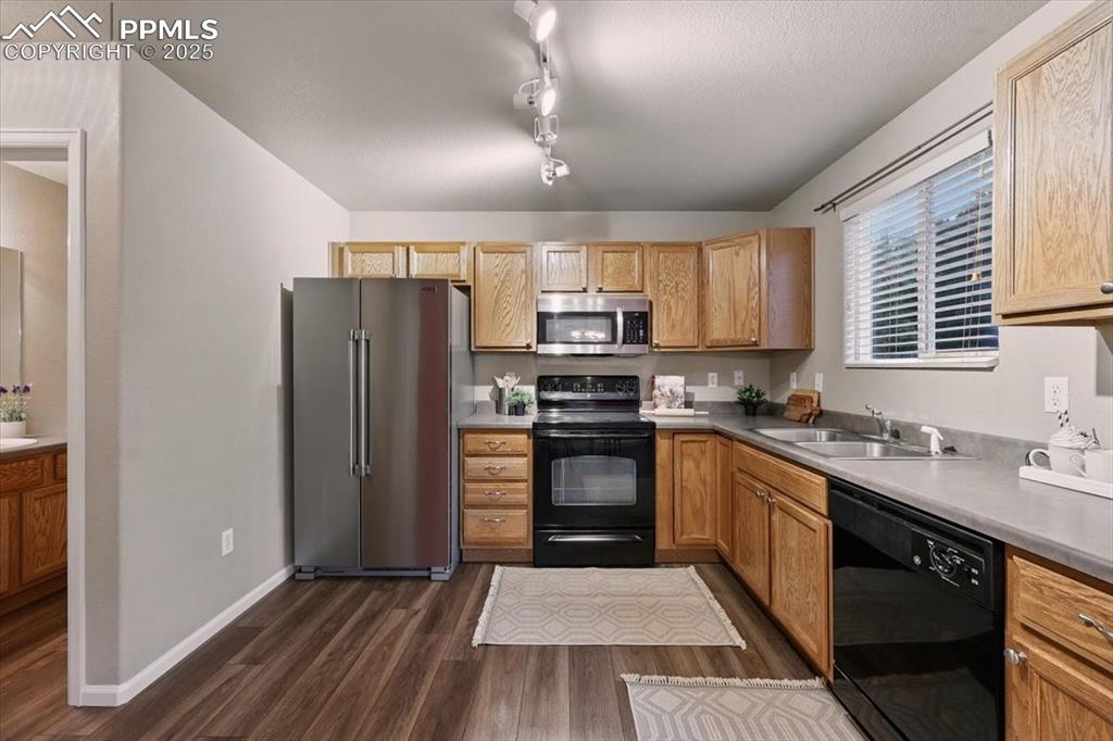 Image 8 of 30: Kitchen