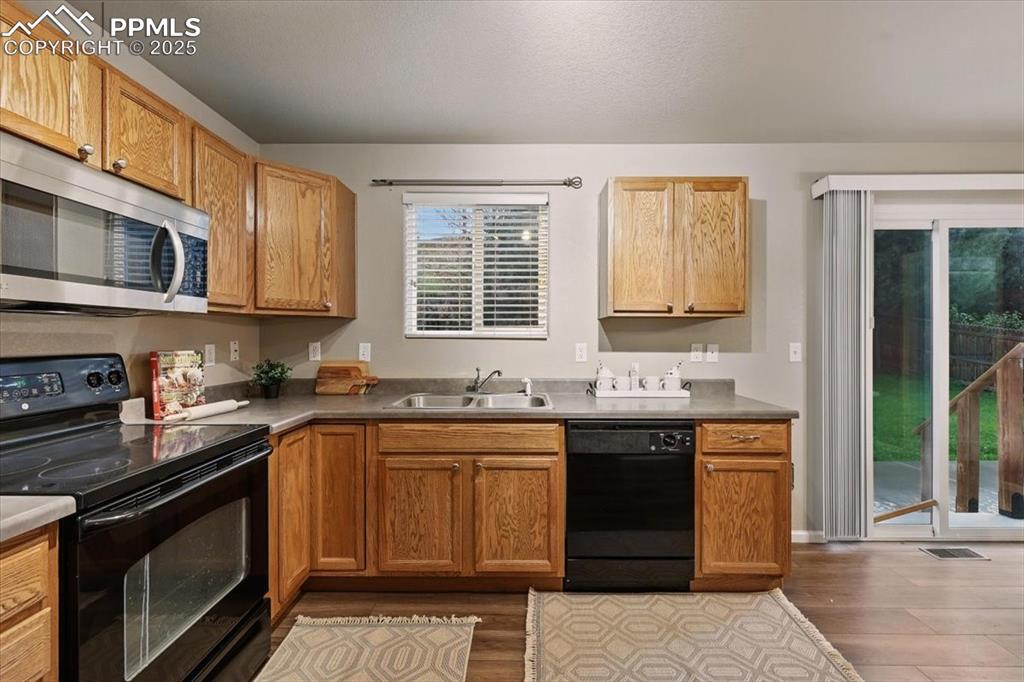 Image 9 of 30: Kitchen