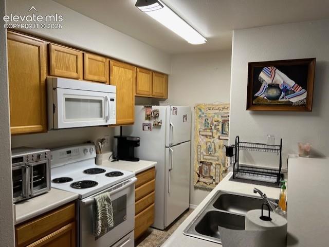 Image 5 of 7: Kitchen
