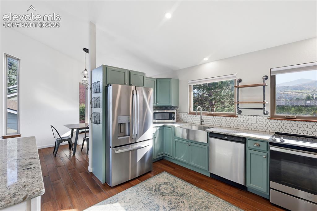 Image 15 of 47: Kitchen
