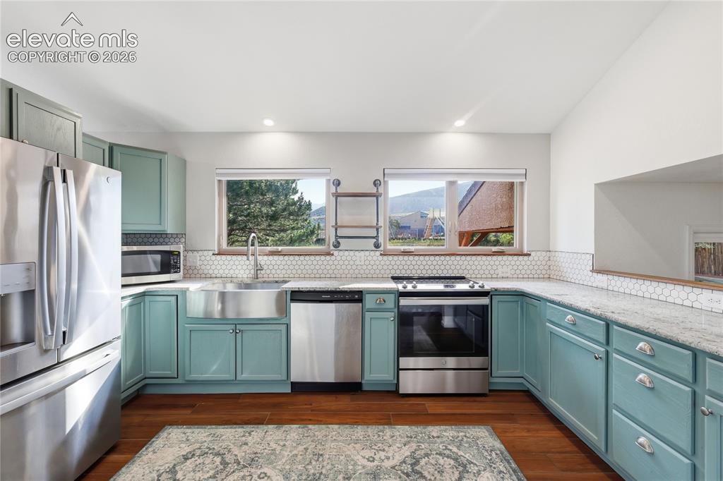 Image 16 of 47: Kitchen