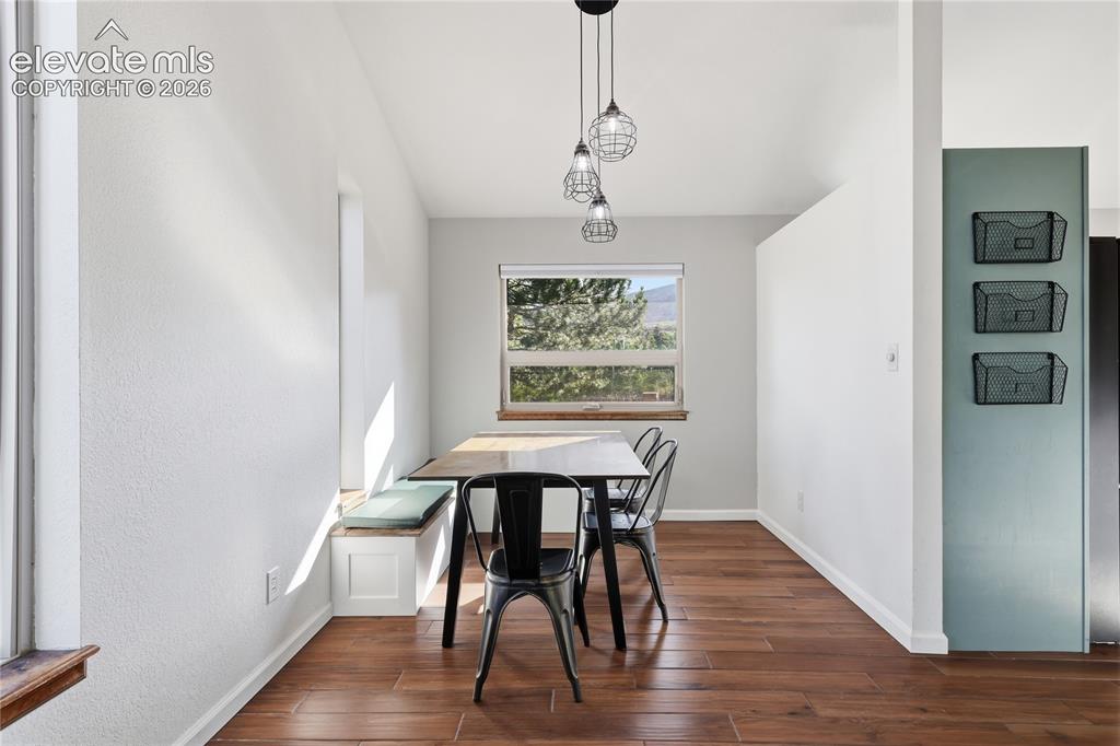 Image 18 of 47: Dining Area