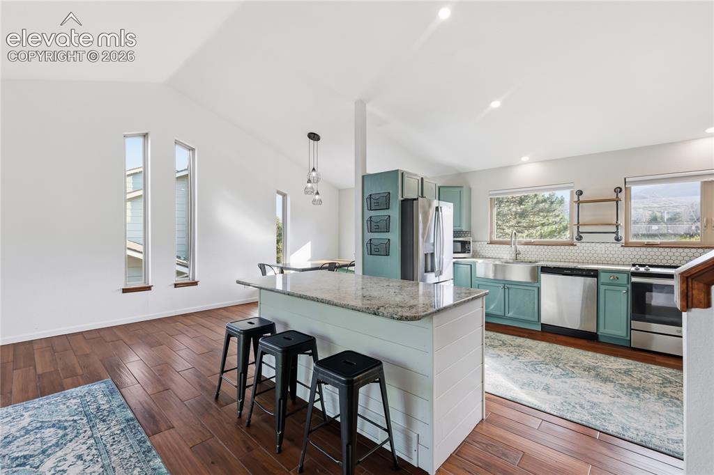 Image 19 of 47: Kitchen