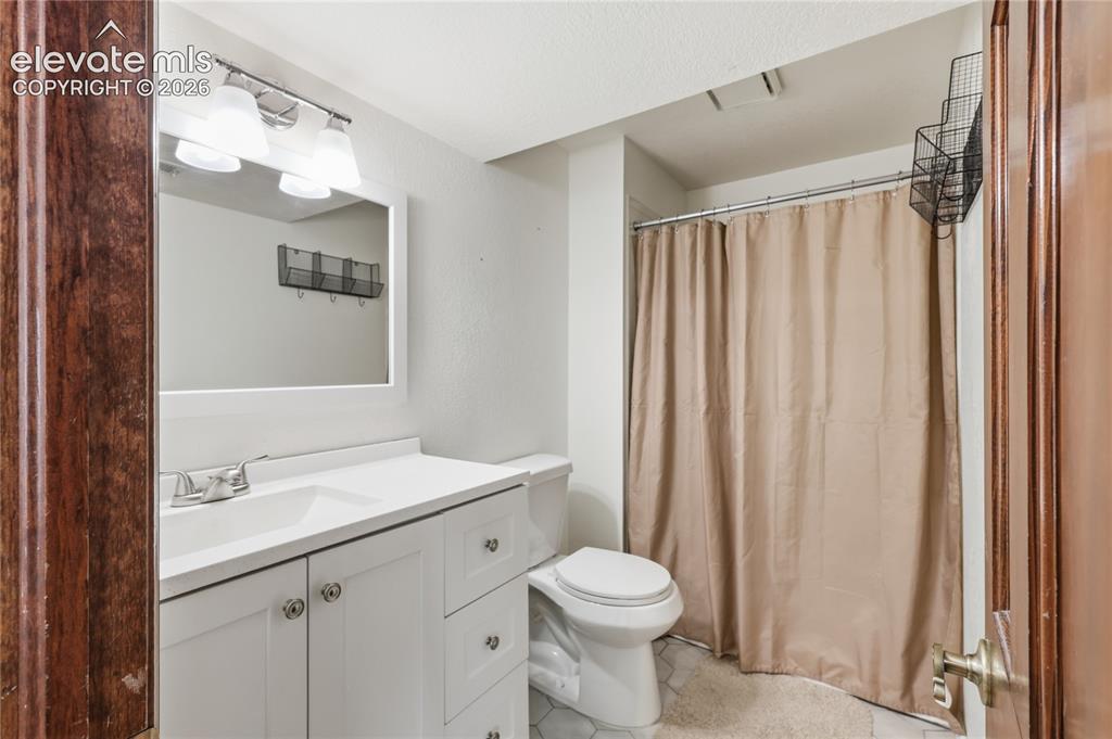 Image 33 of 47: Bathroom