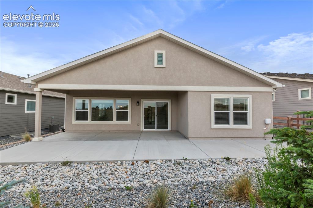 Image 19 of 22: Huge covered rear patio