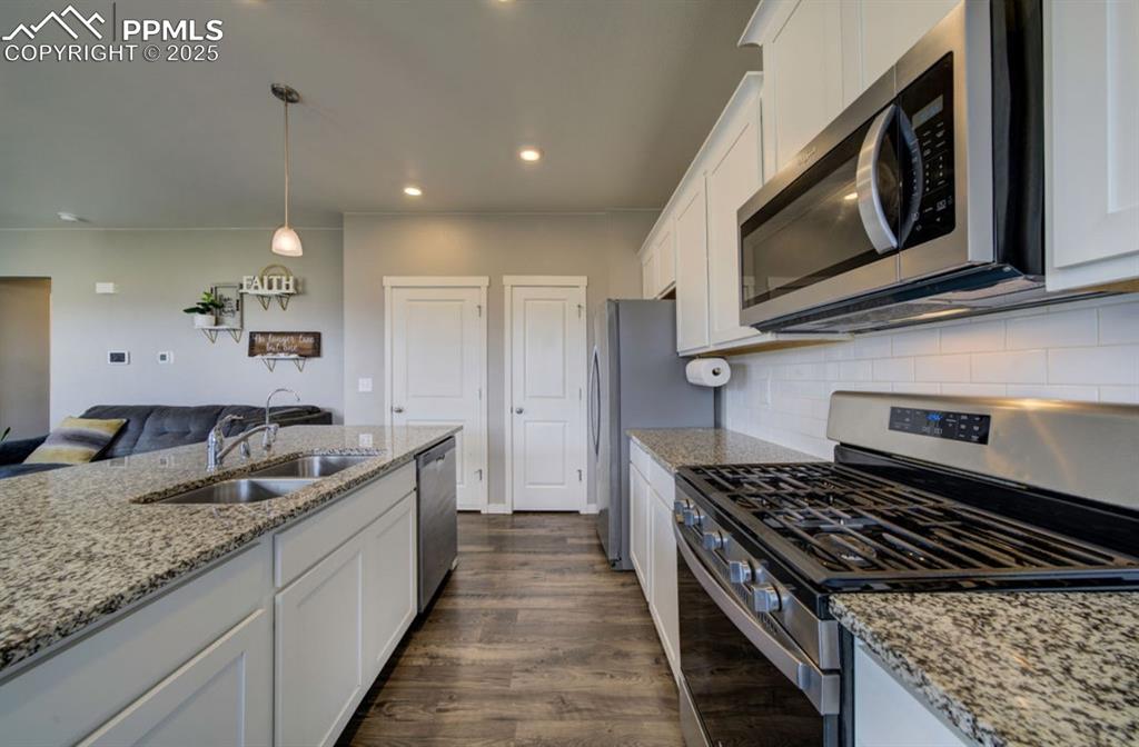 Image 10 of 28: Kitchen