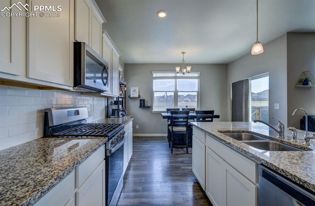 Image 11 of 28: Kitchen