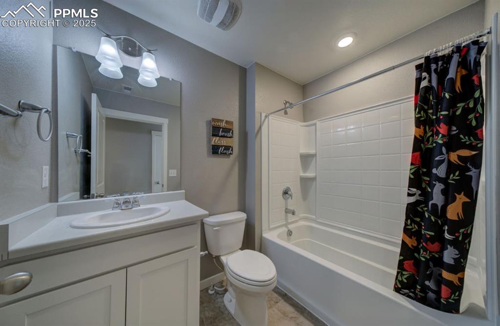 Image 20 of 28: Bathroom