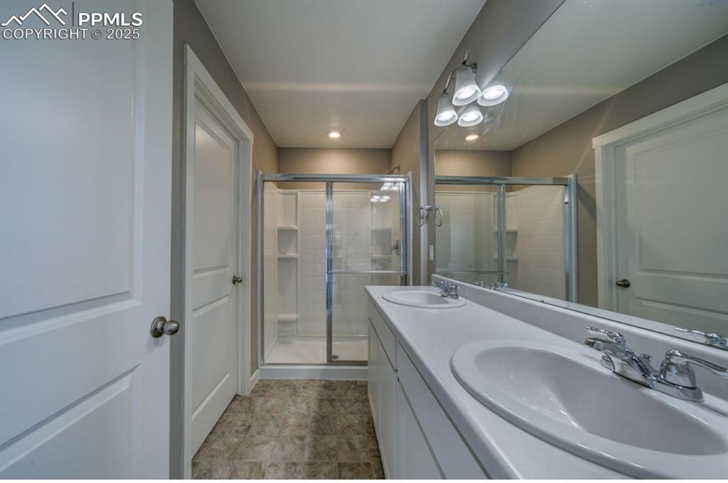 Image 24 of 28: Bathroom