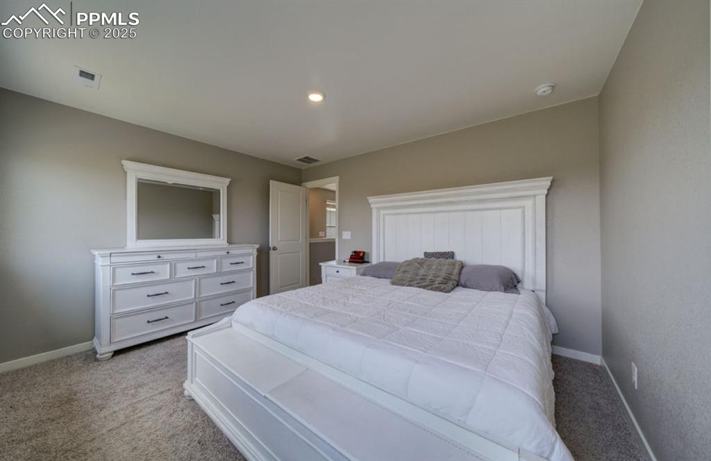 Image 25 of 28: Bedroom